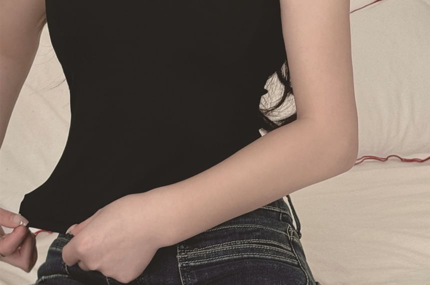 Asymmetrical Lace Trim Padded Crop Tank with V-Neck
