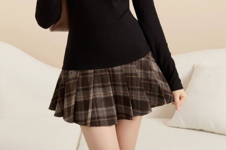 Mock Neck Slim Tee with Long Sleeves in Solid Hue