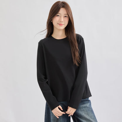 Round Neck Long-Sleeve Tee in Solid Color