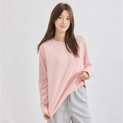 Round Neck Long-Sleeve Tee in Solid Color