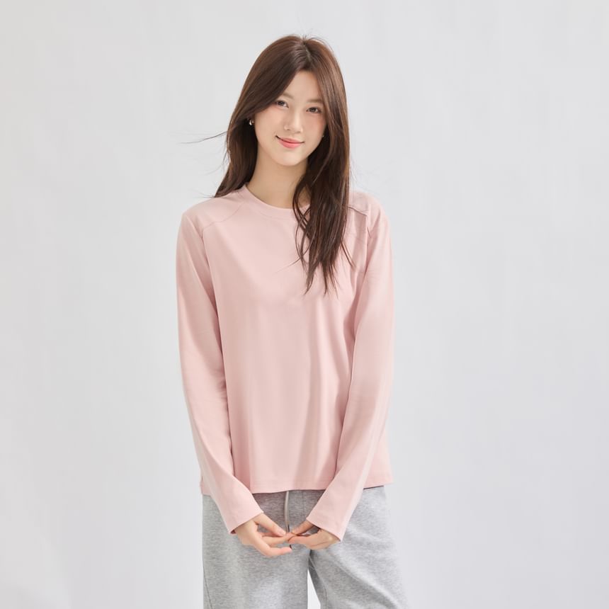 Round Neck Long-Sleeve Tee in Solid Color