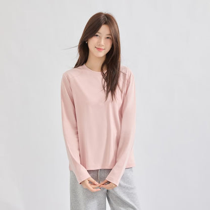 Round Neck Long-Sleeve Tee in Solid Color