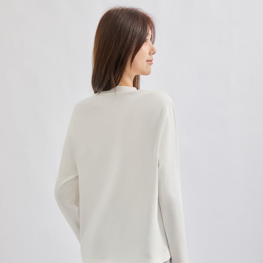 Round Neck Long-Sleeve Tee in Solid Color