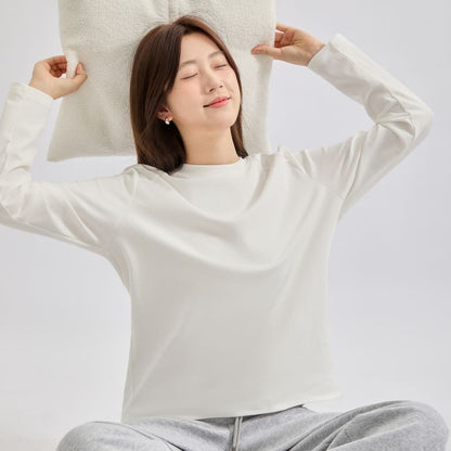 Round Neck Long-Sleeve Tee in Solid Color