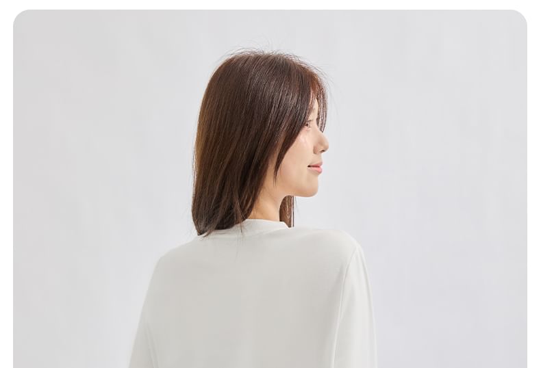 Round Neck Long-Sleeve Tee in Solid Color