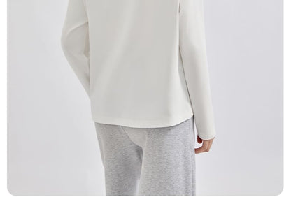 Round Neck Long-Sleeve Tee in Solid Color