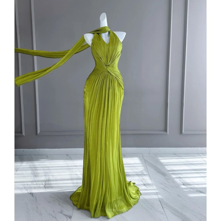 Halter V-Neck Plain Crinkle Mermaid Evening Gown
