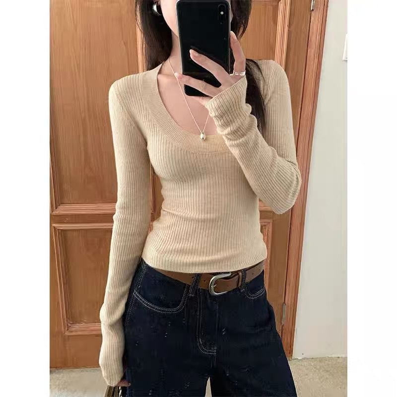 Classic Scoop-Neck Long-Sleeve Knit Top