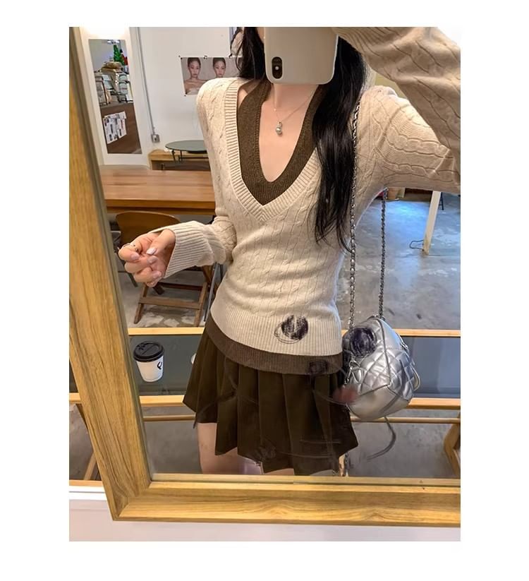 Two-Tone V-Neck Long-Sleeve Knit Top