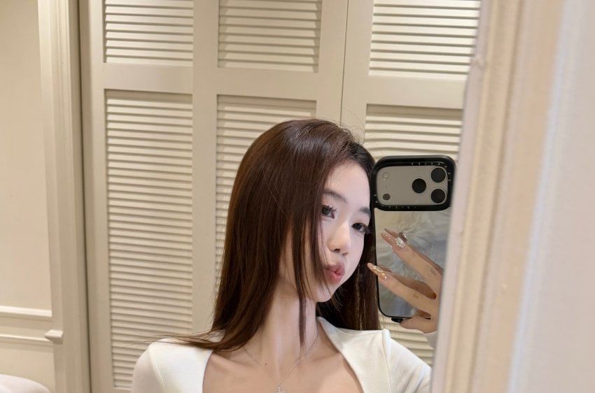 Sweetheart Neck Twisted Long Sleeve Tee