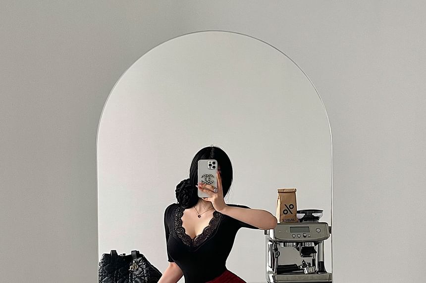 Black Lace High-Waisted Midi Pencil Skirt with Side Slit - Altfashion Shop