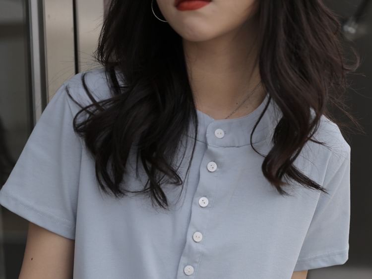 Half-Buttoned Short-Sleeve Crop Tee with Crew Neck