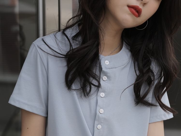 Half-Buttoned Short-Sleeve Crop Tee with Crew Neck
