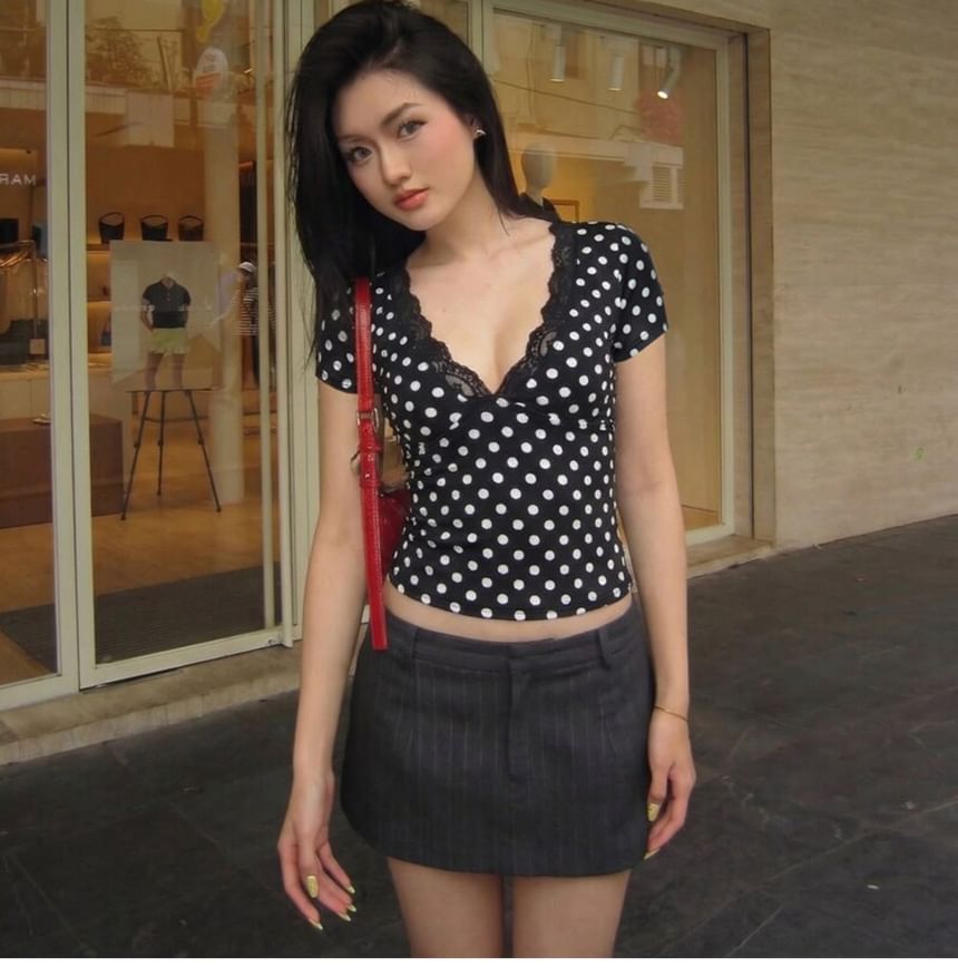 Short Sleeve V-Neck Lace Panel Polka Dot Slim-Fit Crop Top