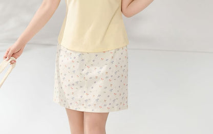 Lace-Trimmed V-Neck Short-Sleeve Blouse