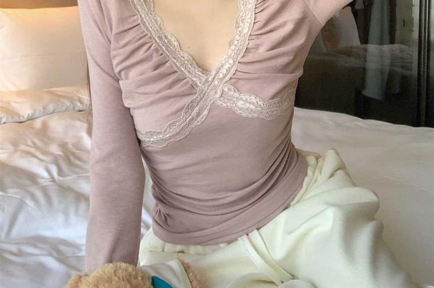 Lace Trim V-Neck Long Sleeve Ruched Tee