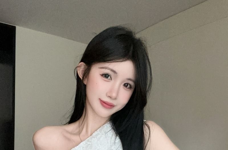 Sleeveless Asymmetrical Lace Crop Top