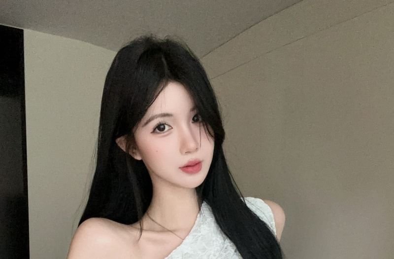 Sleeveless Asymmetrical Lace Crop Top