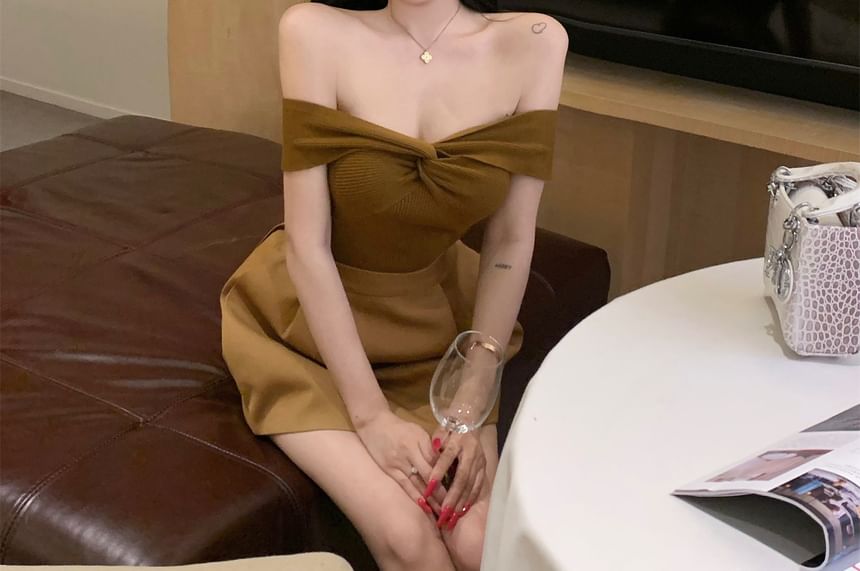Sleeveless Off Shoulder Plain Ruched Ribbed Knit Top / High Waist Plain Pleated Mini A-Line Skirt