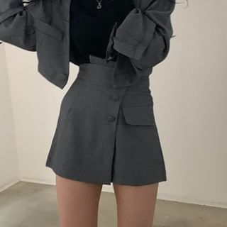 Set: Kurzer Blazer mit einem Knopf und einfarbigem Muster + Minirock mit Knöpfen