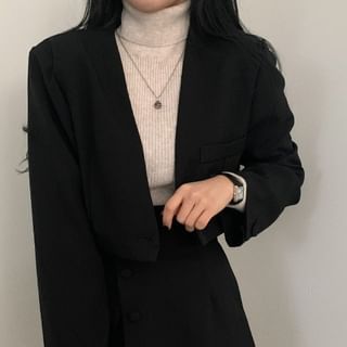 Set: Kurzer Blazer mit einem Knopf und einfarbigem Muster + Minirock mit Knöpfen