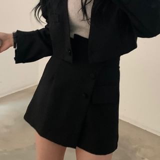 Set: Kurzer Blazer mit einem Knopf und einfarbigem Muster + Minirock mit Knöpfen