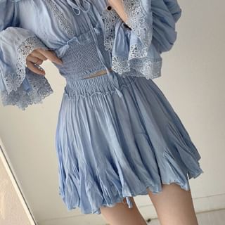 Schulterfreie, schlichte, kurze Bluse mit Spitzenbesatz / hoch sitzender, asymmetrischer Minirock in A-Linie