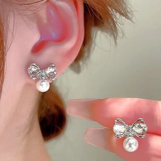 Boucle d'oreille à tige en fausse perle avec nœud