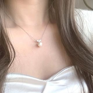 Star / Faux Pearl / Rhinestone Pendant Necklace