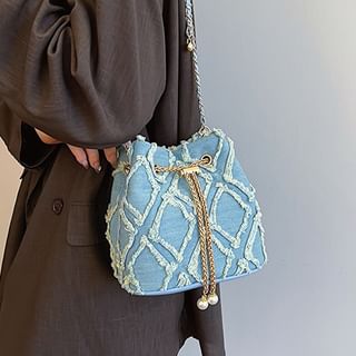 Chain Strap Frayed Drawstring Bucket Bag