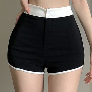 Short-Sleeve Scoop Neck Plain Crop T-Shirt / High Waist Contrast Trim Hot Pants