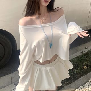 Long-Sleeve Off Shoulder Plain Crop T-Shirt / Mini A-Line Skirt