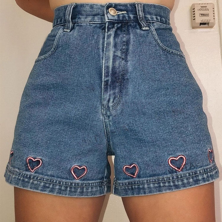 Short en jean avec broderie coeur