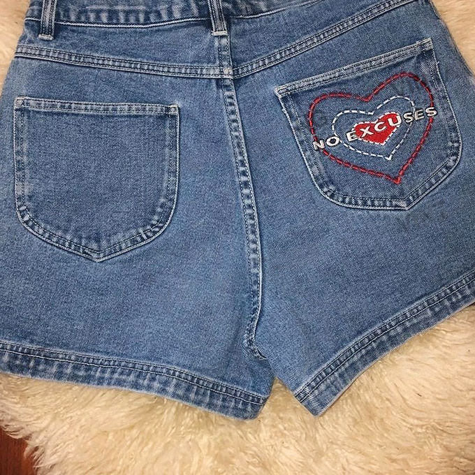 Short en jean avec broderie coeur