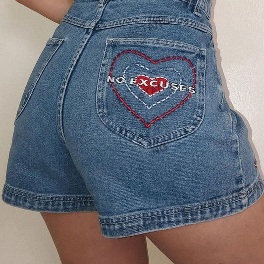 Short en jean avec broderie coeur