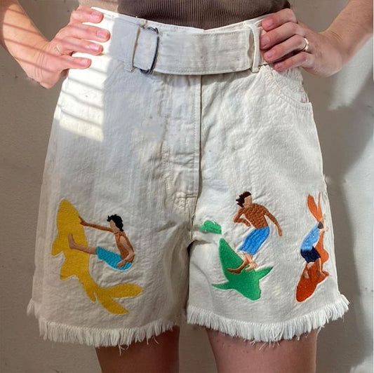 Short brodé avec motifs de surf et de requins