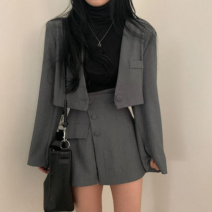 Set: Kurzer Blazer mit einem Knopf und einfarbigem Muster + Minirock mit Knöpfen