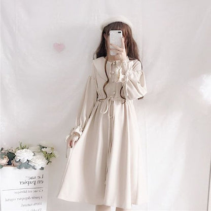 Cape mit Kontrastbesatz / Langärmliges, schlichtes Midikleid in A-Linie mit Kragen