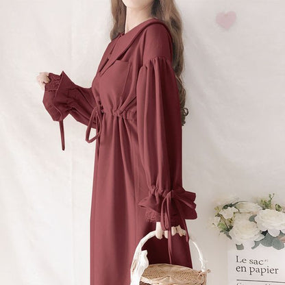 Cape mit Kontrastbesatz / Langärmliges, schlichtes Midikleid in A-Linie mit Kragen