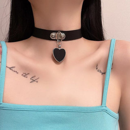 Pendant Leather Heart Faux Choker