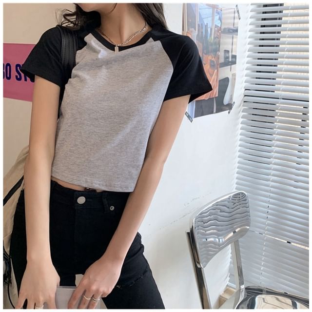 Short-Sleeve Round Neck Raglan Crop Tee