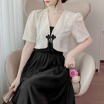 Einfarbiges, gerafftes Midi-A-Linien-Kleid mit Spaghettiträgern / Einfarbiges, kurzärmliges Bolero-Oberteil mit V-Ausschnitt und Froschverschluss