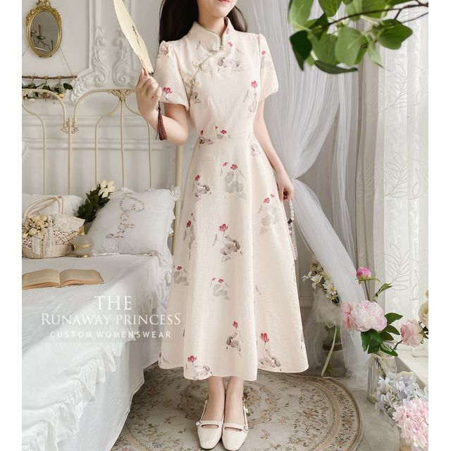 Robe mi-longue trapèze à imprimé floral et col mandarin à manches bouffantes