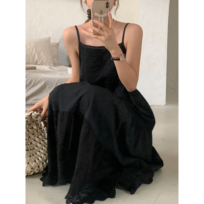 Einfarbiges A-Linien-Midikleid mit Spaghettiträgern, Lochspitze und Stufendesign