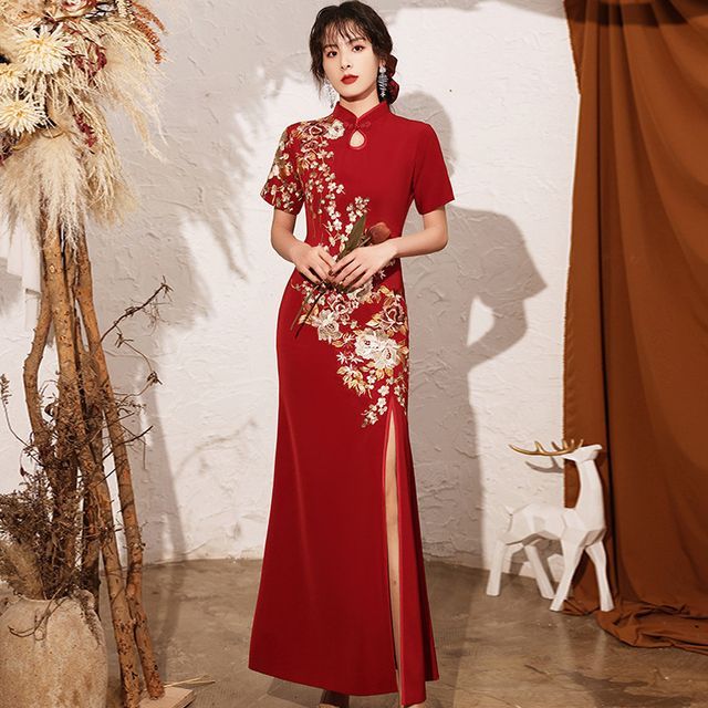 Short-Sleeve Side-Slit Qipao / Flower Embroidered A-Line Qipao