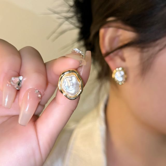 Irregular Stud Pearl Faux Ear