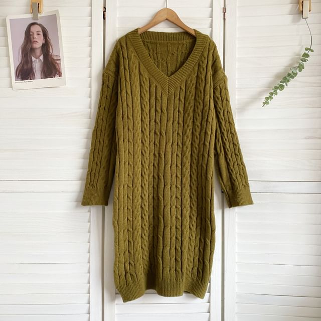 Robe pull en maille torsadée unie à col en V