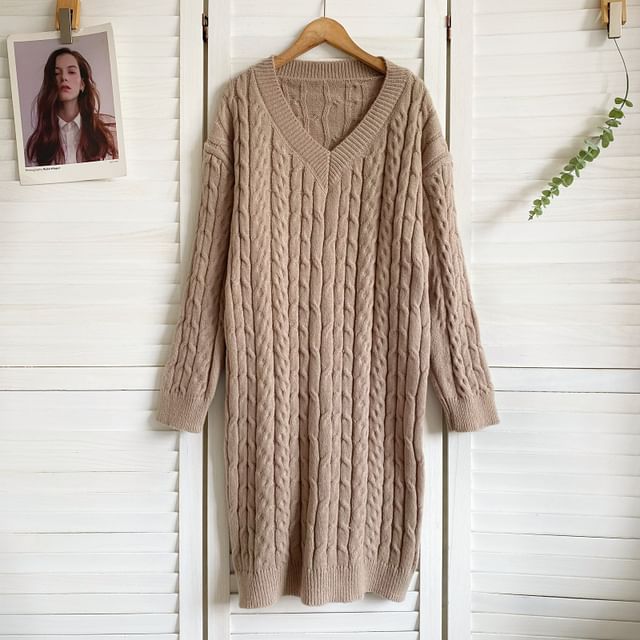 Robe pull en maille torsadée unie à col en V