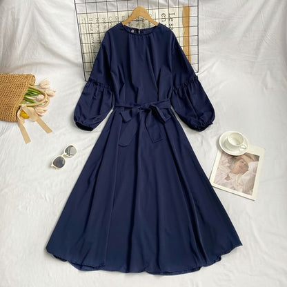 Langärmliges, schlichtes Midikleid in A-Linie mit Rundhalsausschnitt und Schärpen