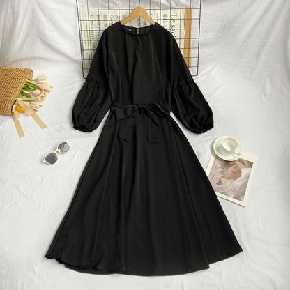 Langärmliges, schlichtes Midikleid in A-Linie mit Rundhalsausschnitt und Schärpen